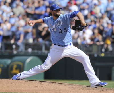 Luke Hochevar pitcheando lanzando