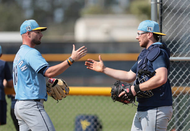 Shane McClanahan y Danny Jansen, en el Spring Training de 2025. Getty Images