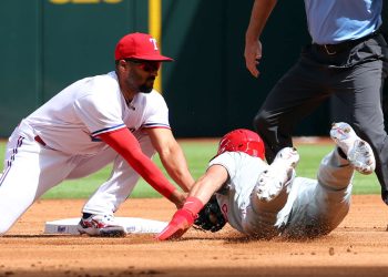 Marcus Semien elimina a Realmuto mientras derrapa hacia la base