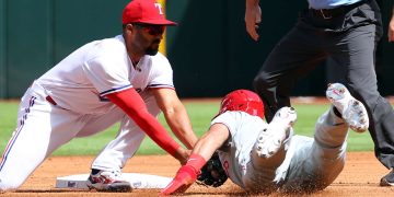 Marcus Semien elimina a Realmuto mientras derrapa hacia la base