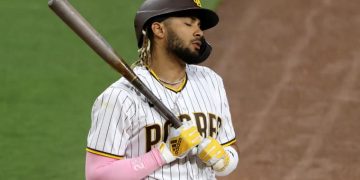 Fernando Tatis Jr con expresión cansada al bate