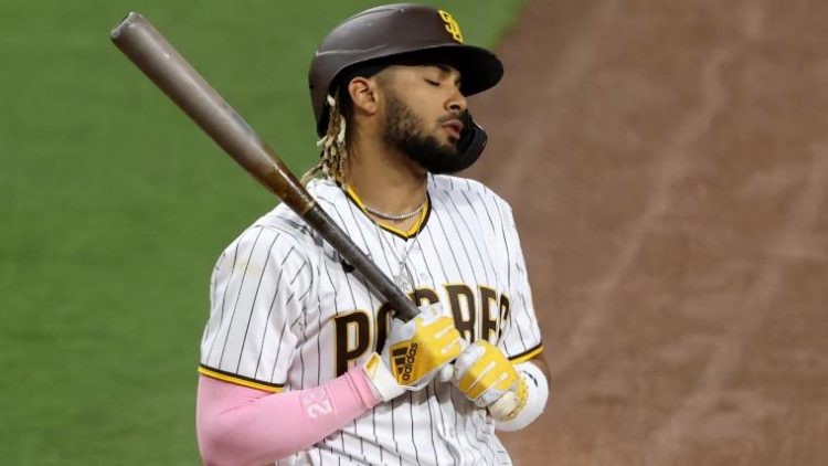 Fernando Tatis Jr con expresión cansada al bate