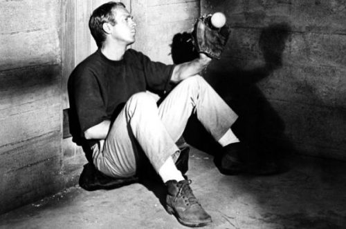 Virgil Hilts (Steve McQueen), era llevado a la nevera, saca su guante de béisbol y lanza su pelota contra la pared