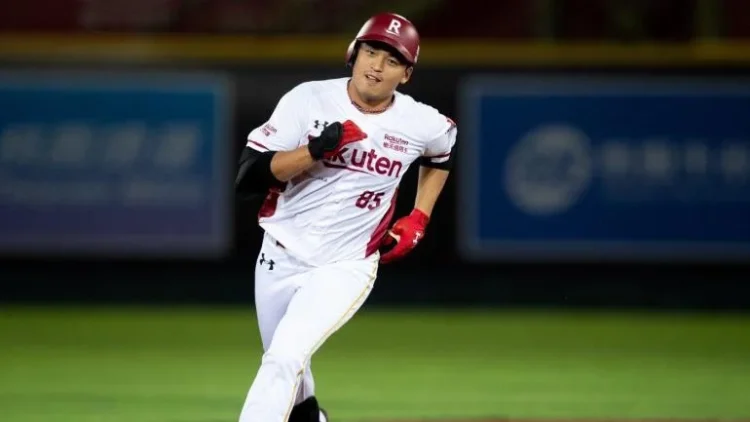 Yu-Hsien Chu corriendo las bases con los Rakuten Monkeys