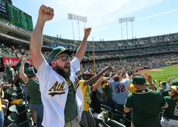 Fans de Oakland Athletics celebrando en el estadio