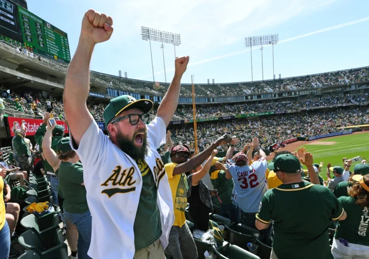 Fans de Oakland Athletics celebrando en el estadio